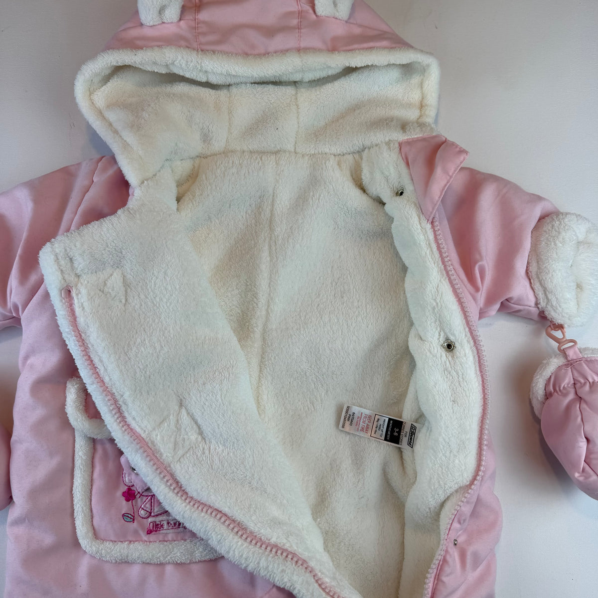 Rosa Baby-Schneeoverall mit Kapuze, Teddyfutter, Füßlingen und Fäustlingen – inside