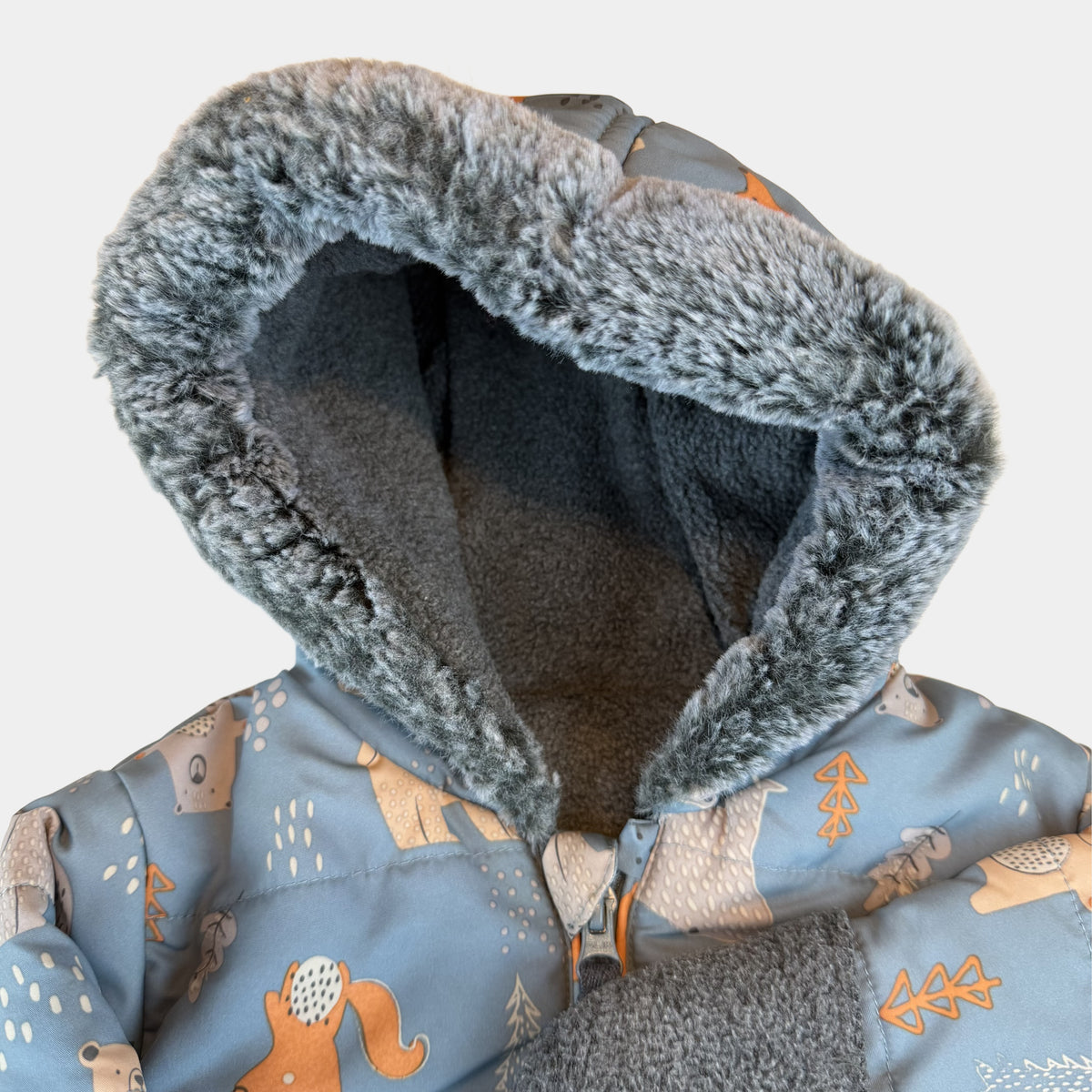 Blauer gefütterter Baby-Winteroverall mit Kapuze und Waldtier-Print – detail