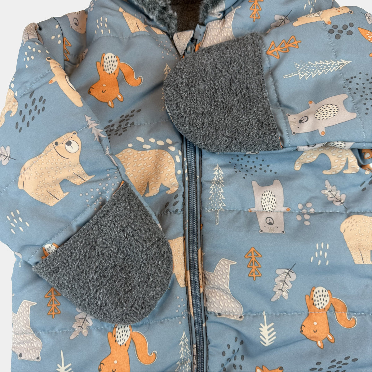 Blauer gefütterter Baby-Winteroverall mit Kapuze und Waldtier-Print – sleeve