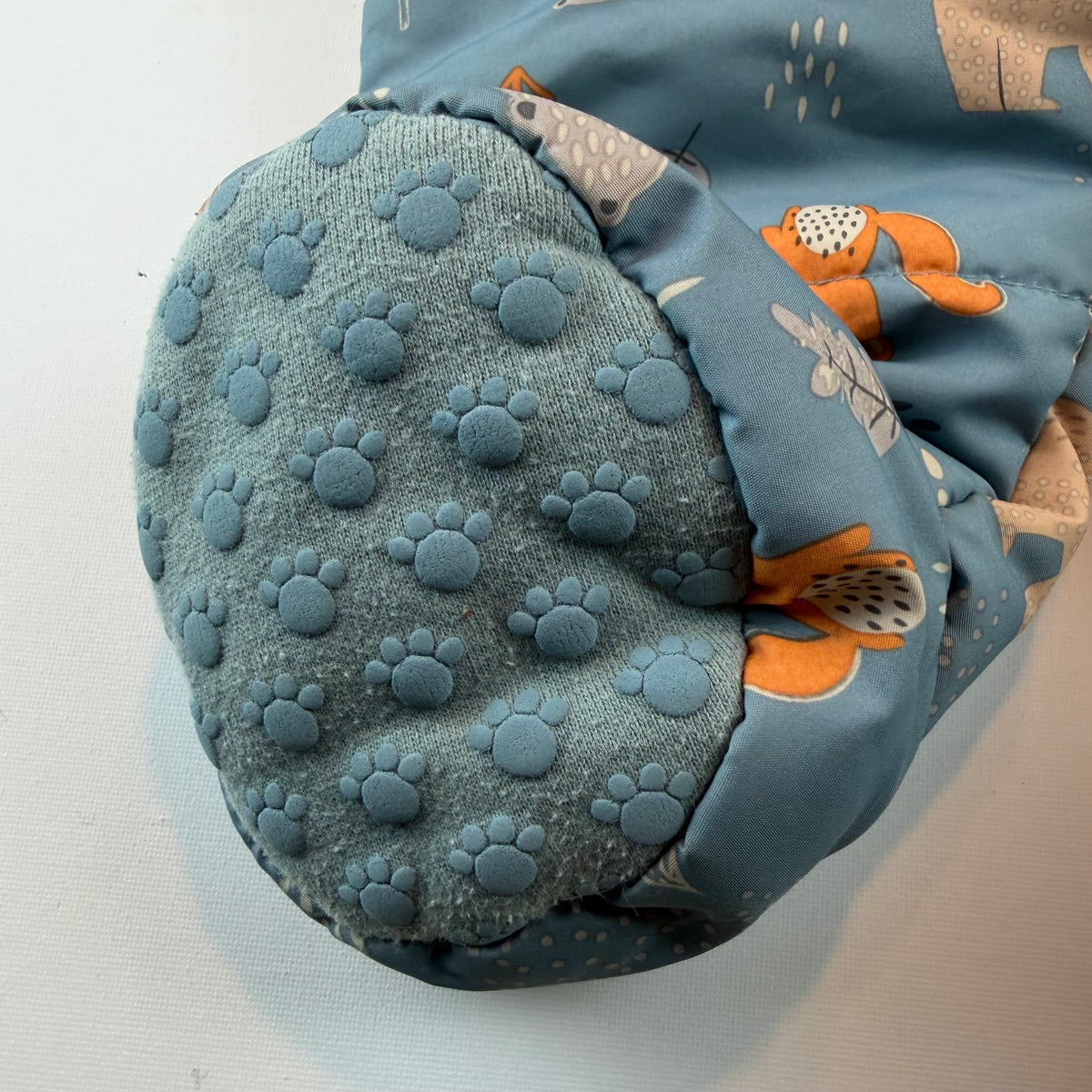Blauer gefütterter Baby-Winteroverall mit Kapuze und Waldtier-Print – pocket