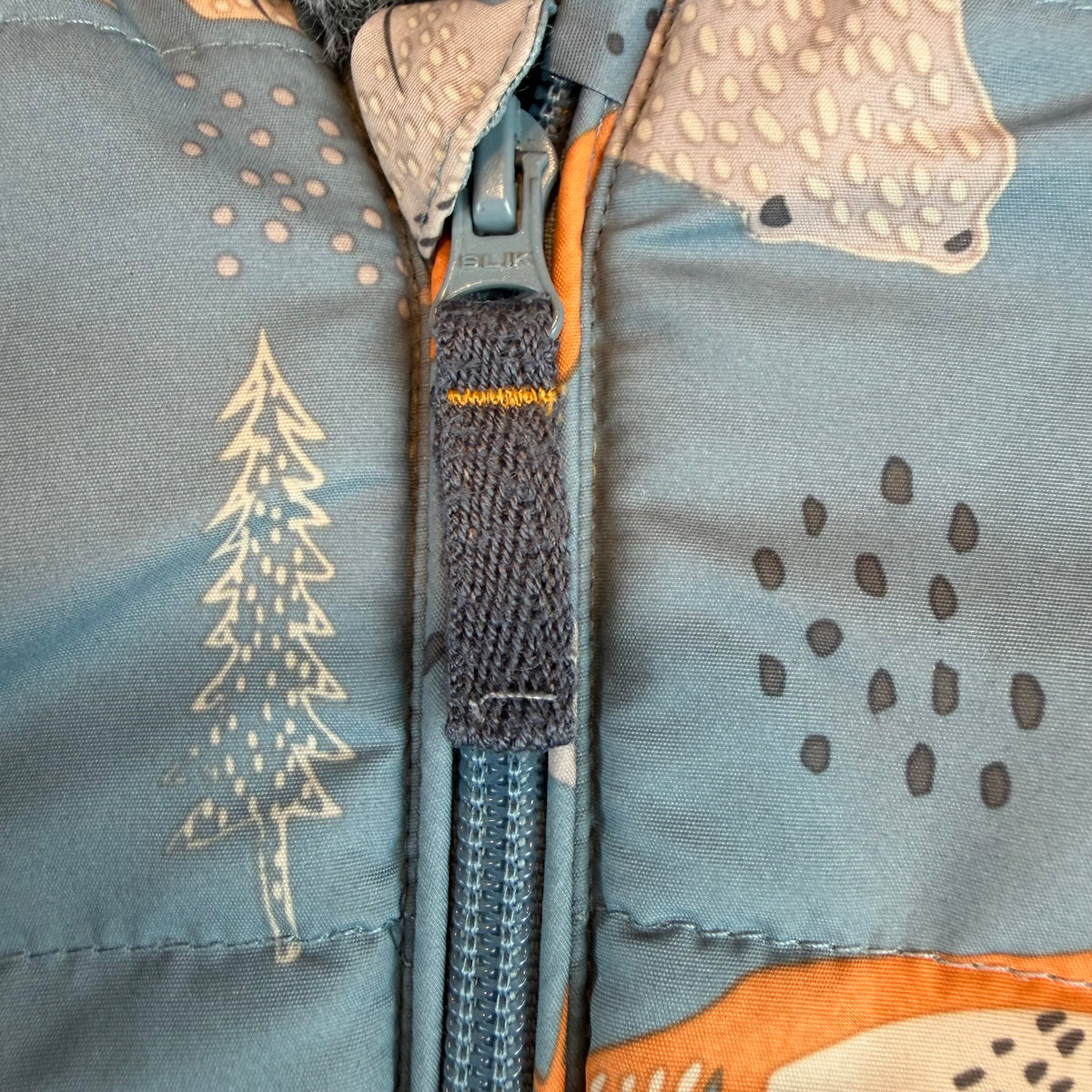 Blauer gefütterter Baby-Winteroverall mit Kapuze und Waldtier-Print – zip