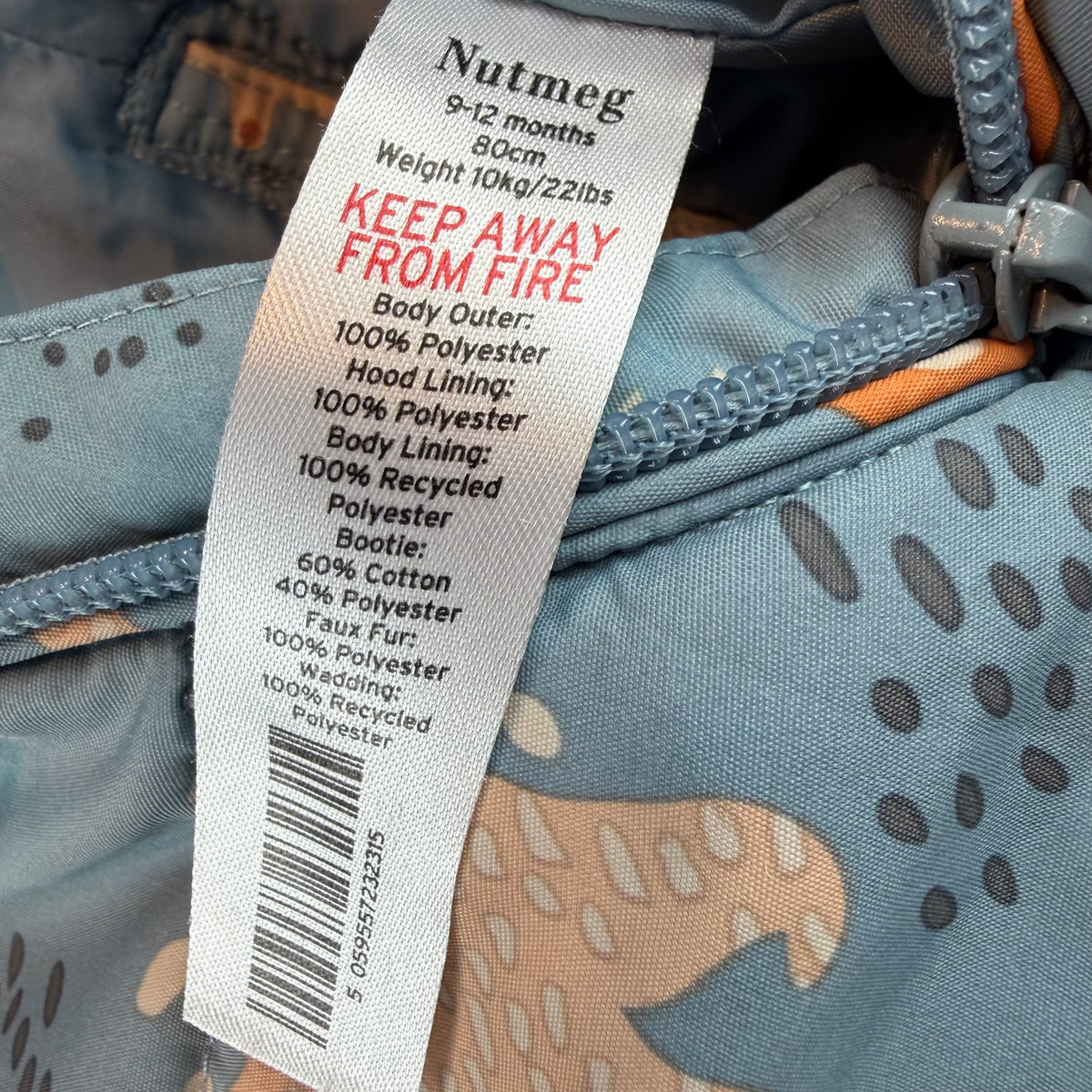Blauer gefütterter Baby-Winteroverall mit Kapuze und Waldtier-Print – detail