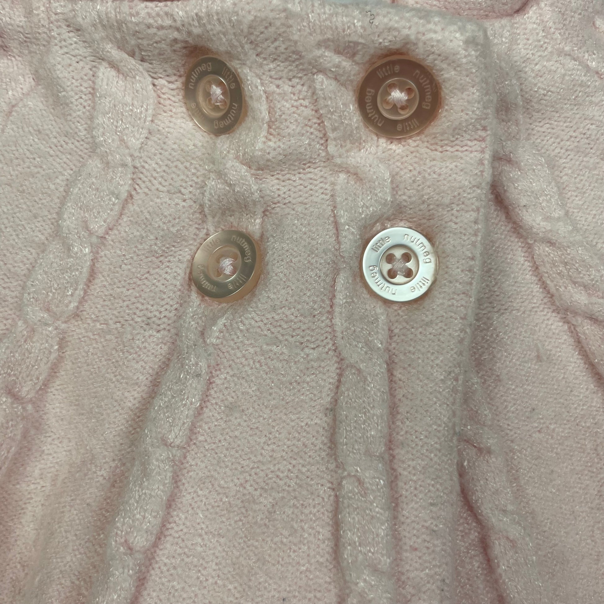 Rosa Jacke mit Kapuze und Knopfverschluss für Babys – detail