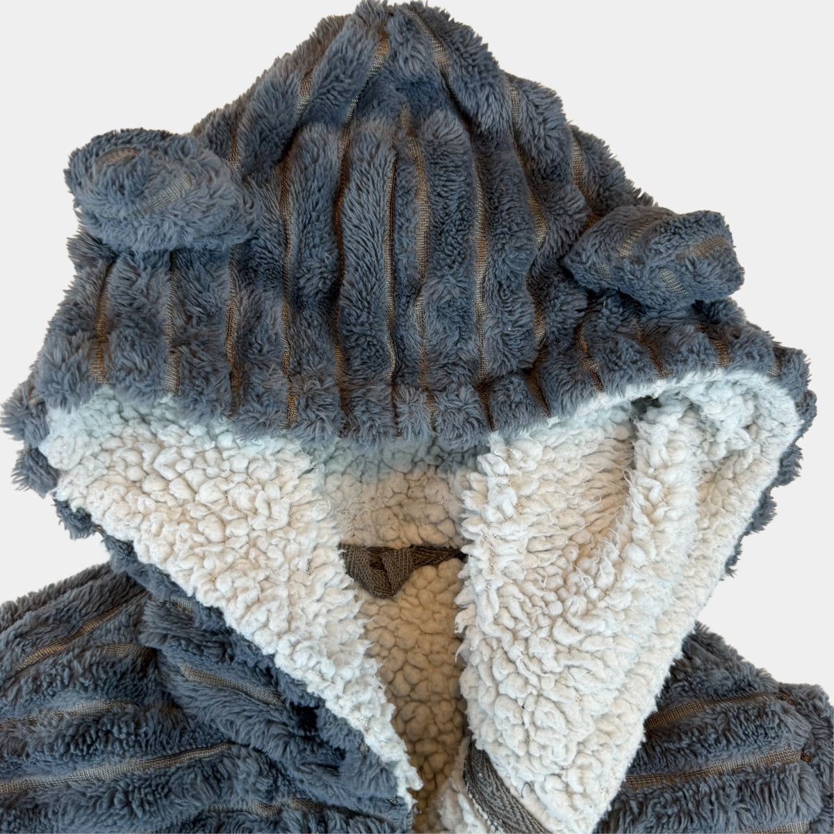 Grauer flauschiger Kinder-Bademantel aus Plüsch mit Kapuze, Bindegürtel und Taschen – detail