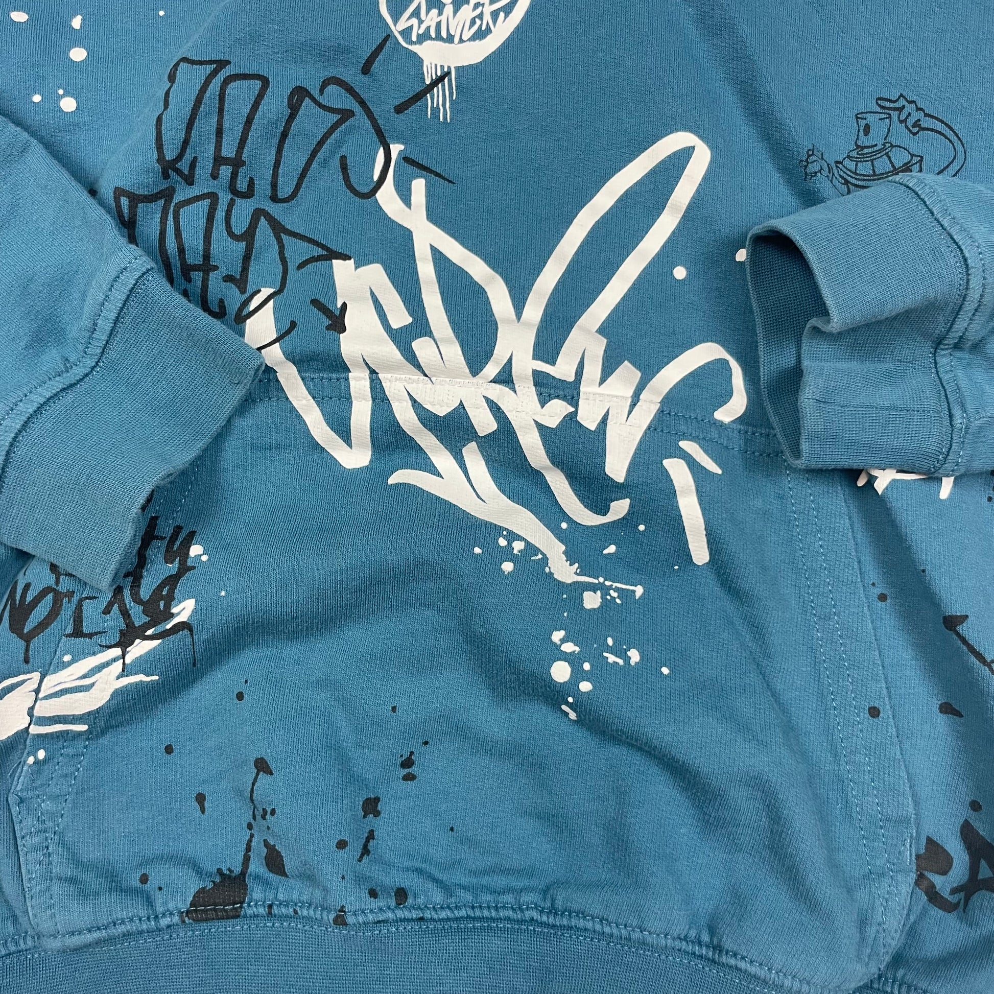Blauer Kapuzenpullover mit Graffiti-Print für Kinder, Größe 8-10 Jahre. – detail
