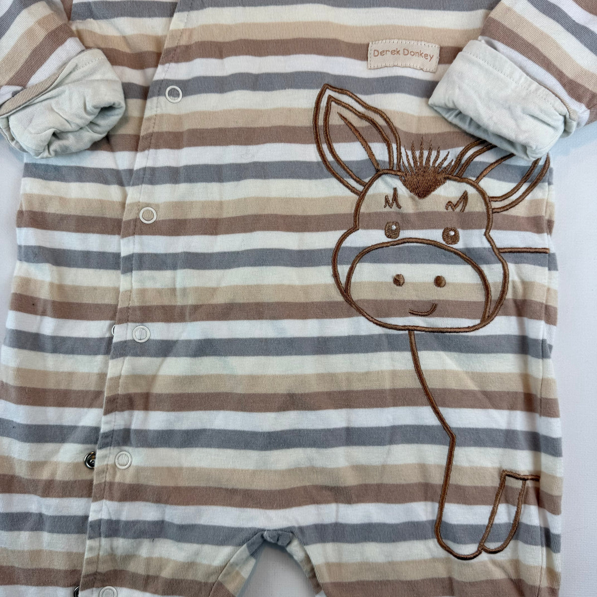 Gestreifter Baby-Overall mit Kapuze und Esel-Applikation in Beige und Grau – detail