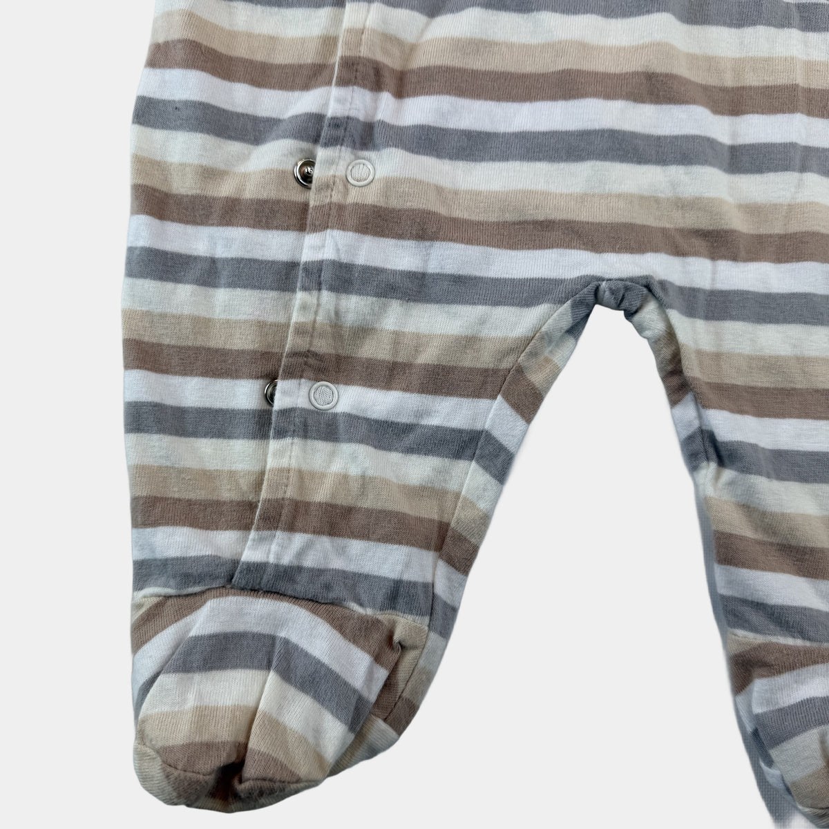 Gestreifter Baby-Overall mit Kapuze und Esel-Applikation in Beige und Grau – close‑up