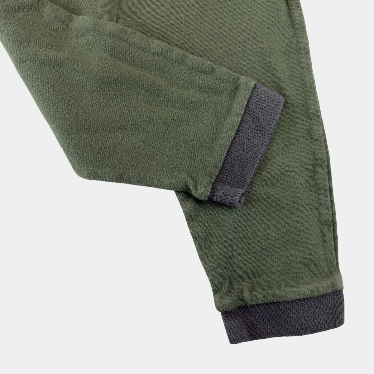 Khakifarbene Kinder-Jogginghose mit elastischem Bund und Bündchen – detail