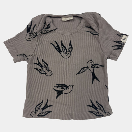 Graues Baumwoll-Shirt mit Vogelmuster von Turtledove London, Größe 0–6 Monate