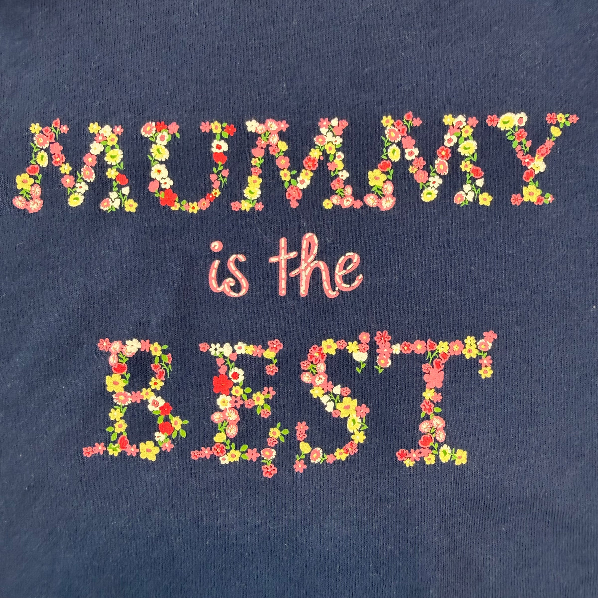 Blaues Baby T-Shirt mit floralem Schriftzug MUMMY is the BEST – detail