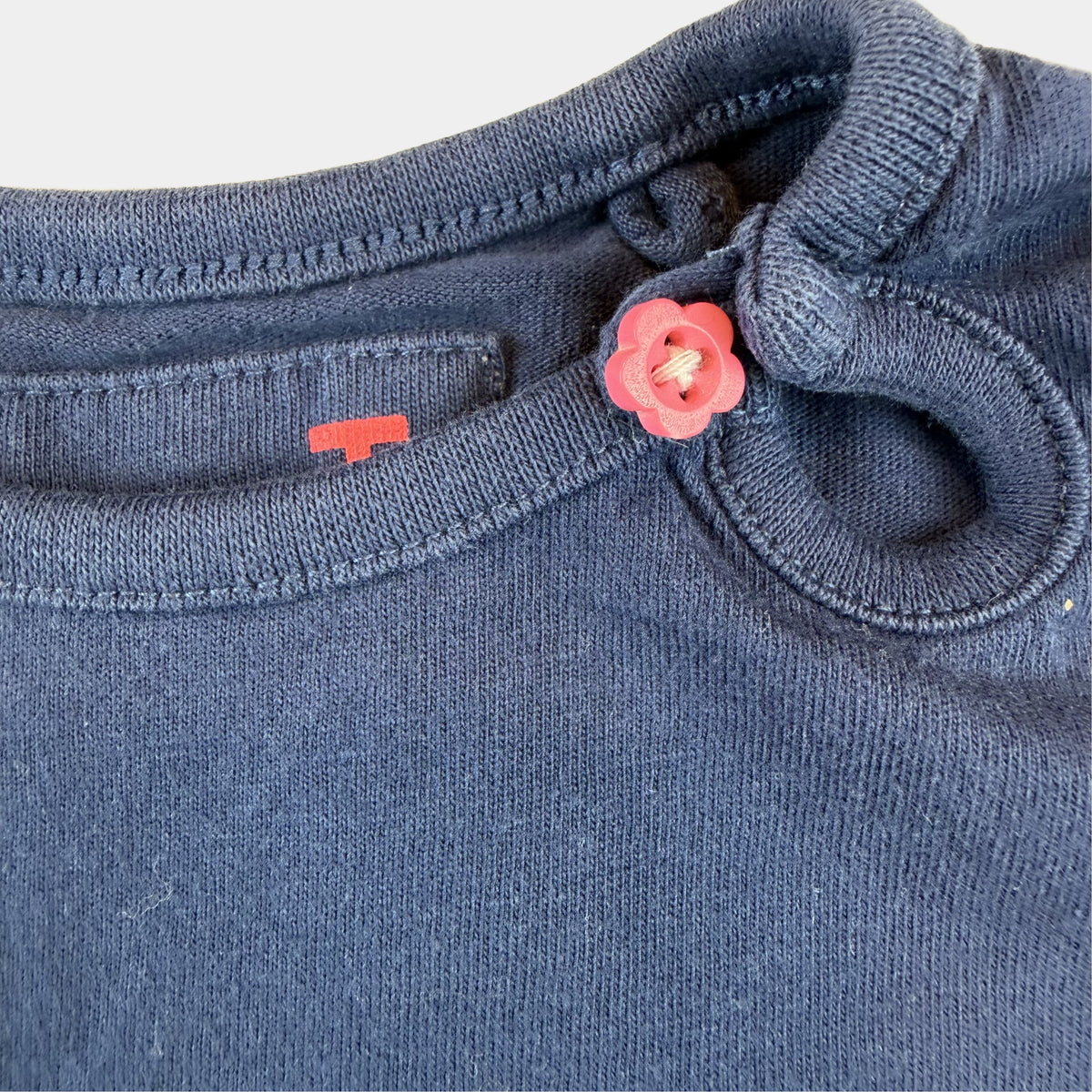 Blaues Baby T-Shirt mit floralem Schriftzug MUMMY is the BEST – close‑up