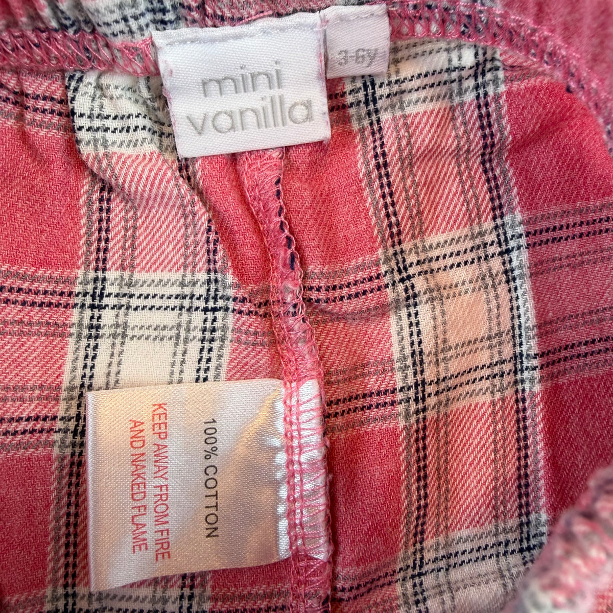 Rosa karierte Babyhose mit elastischem Bund und weißen Bündchen – label