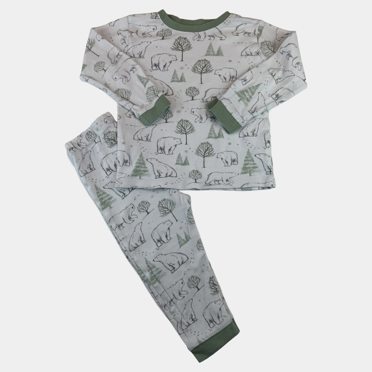 Hellgraues Kinder-Schlafanzug-Set mit Bären- und Baum-Print und grünen Bündchen – front