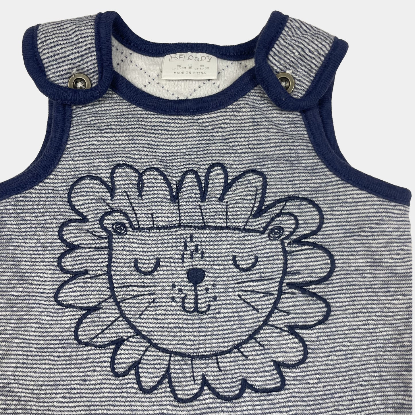 Gestreifter Overall mit Löwenmotiv, 3-6 Monate, 55% Polyester, 45% Baumwolle, von F&F – detail