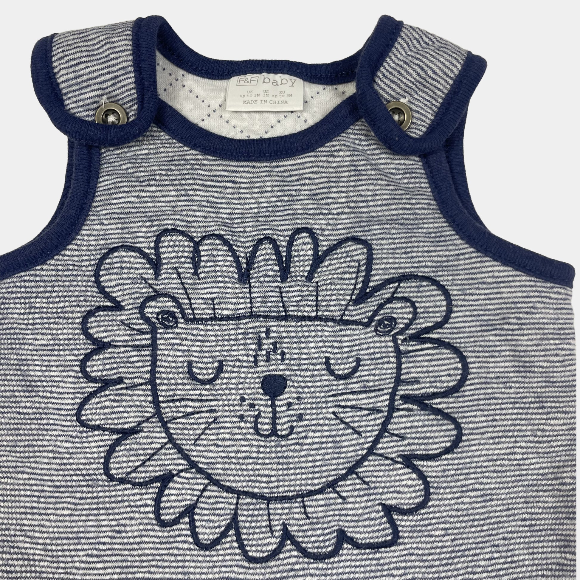 Gestreifter Overall mit Löwenmotiv, 3-6 Monate, 55% Polyester, 45% Baumwolle, von F&F – detail