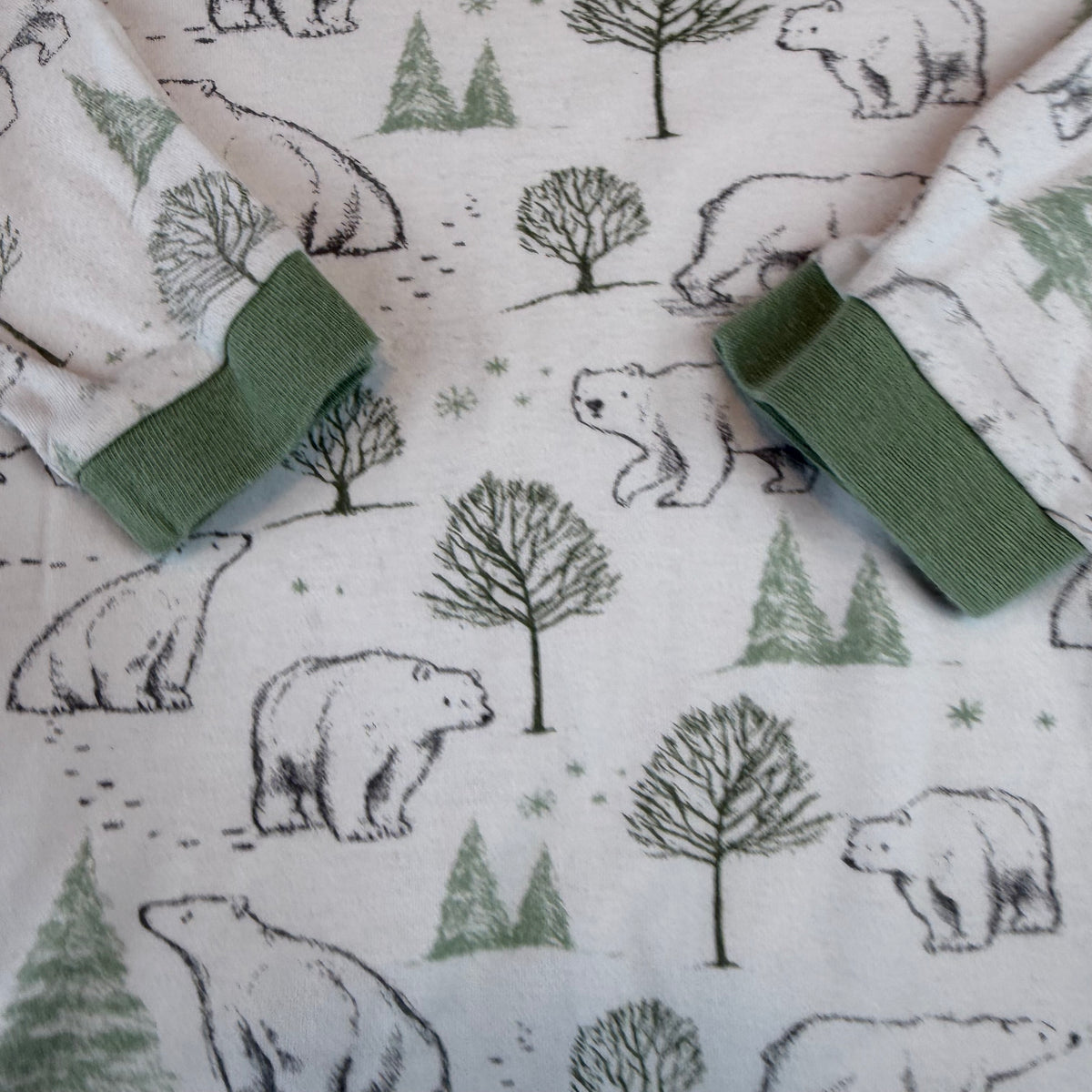 Hellgraues Kinder-Schlafanzug-Set mit Bären- und Baum-Print und grünen Bündchen – detail