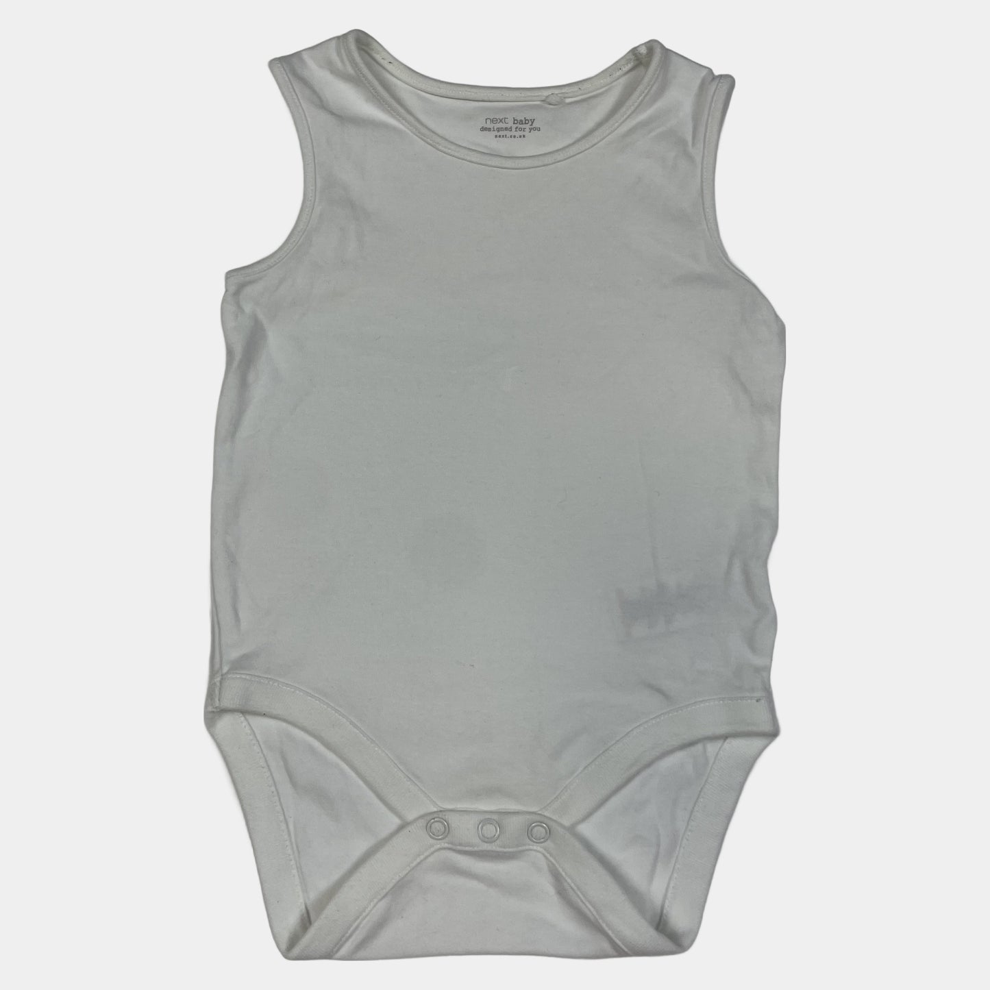 Weißer ärmelloser Body aus organischer Baumwolle mit Druckknopfverschluss.