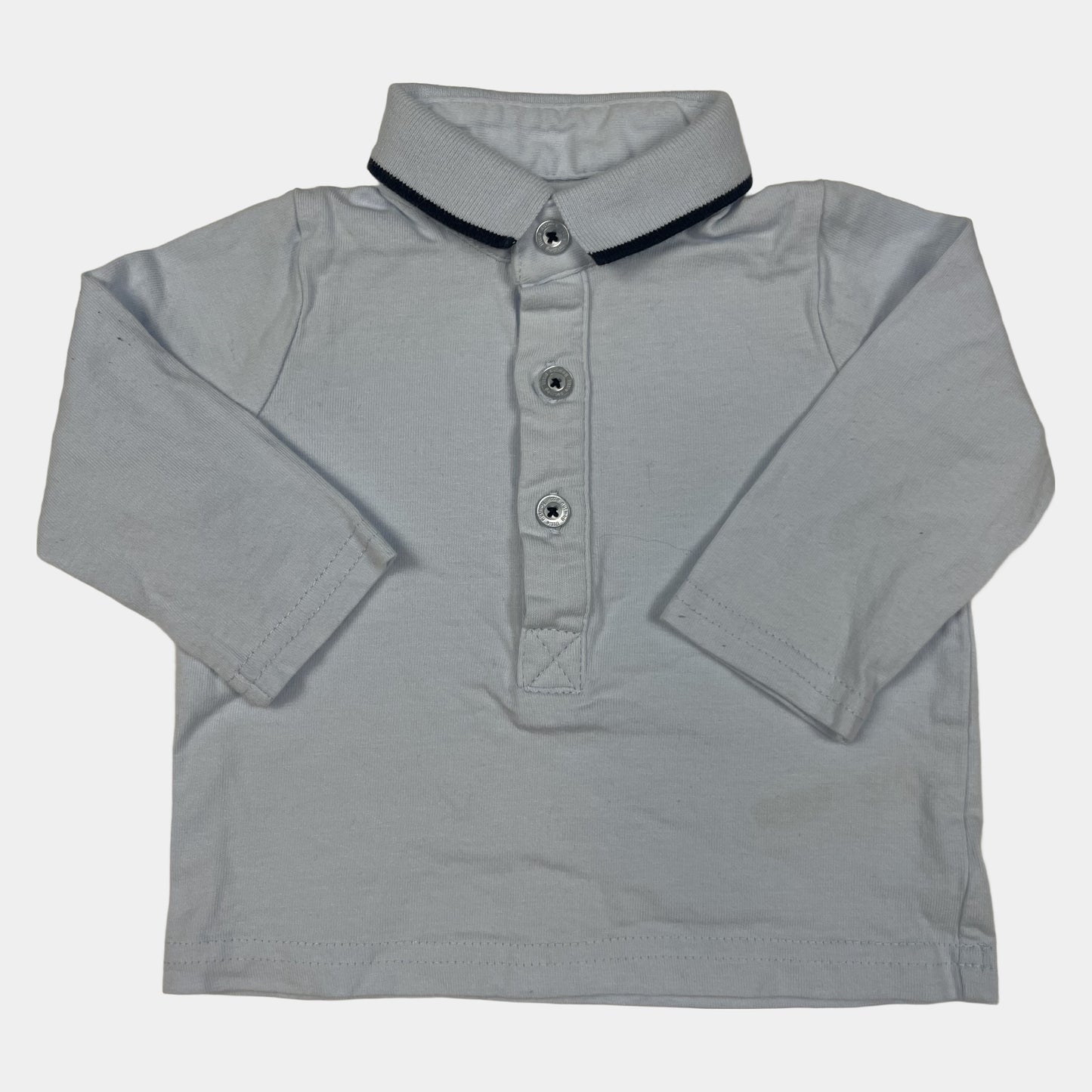 Hellblaues Langarm-Poloshirt mit Knopfleiste und schwarzem Streifen am Kragen. – front