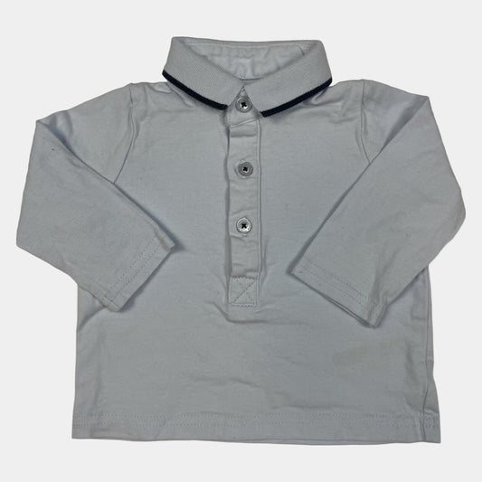 Hellblaues Langarm-Poloshirt mit Knopfleiste und schwarzem Streifen am Kragen. – front