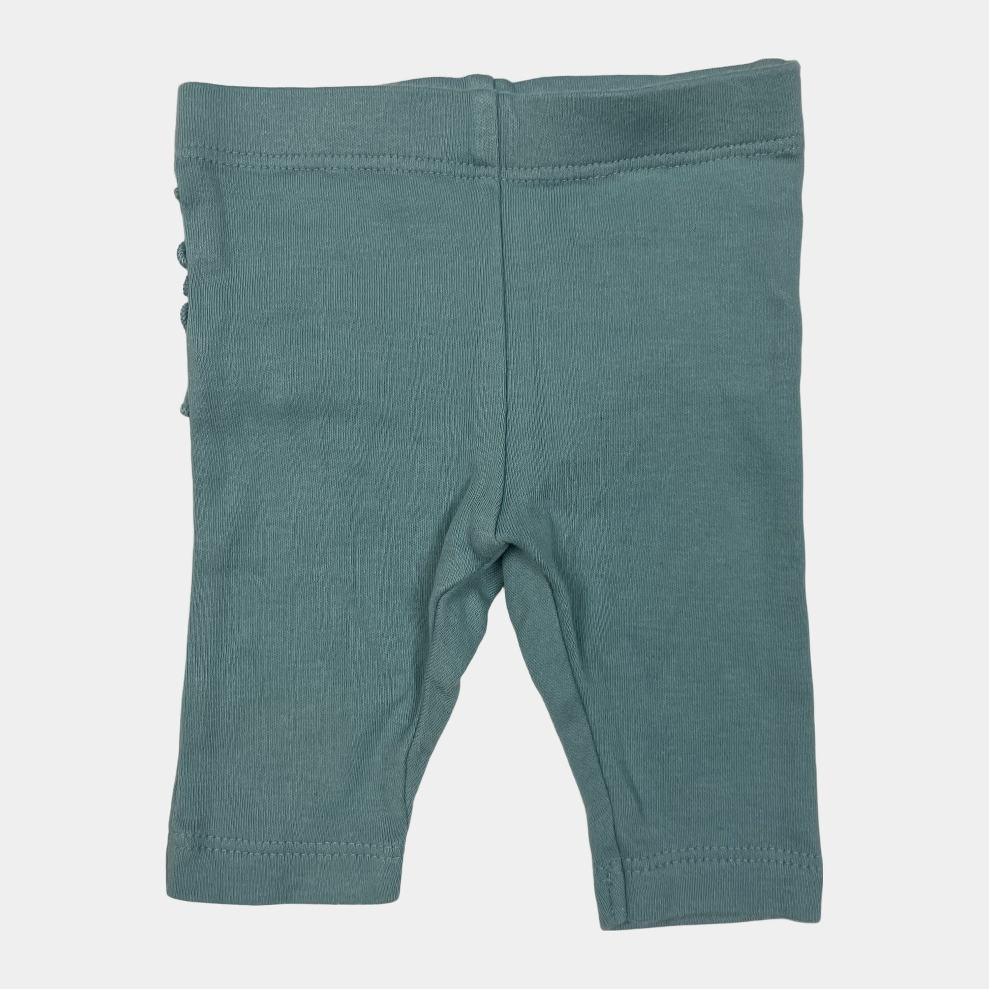 Türkise Baumwollhose mit Rüschen auf der Rückseite.