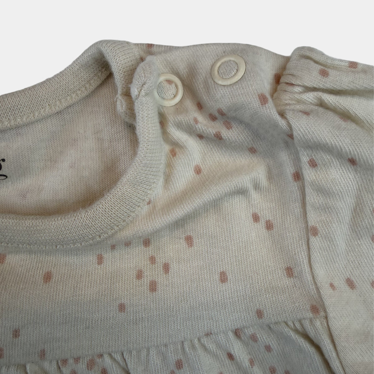 Cremefarbenes Baby-Langarmshirt mit Waldtier-Motiv und Tupfen, Druckknöpfe an der Schulter – detail