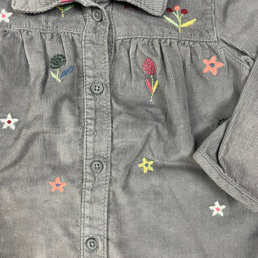 Graue Baumwoll-Bluse mit bunten Stickereien für Babys – detail