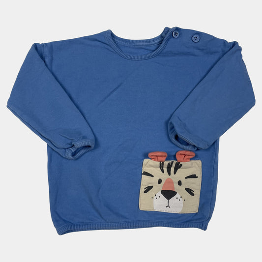 Blauer Pullover mit Tiger-Tasche und Knöpfen seitlich. – front