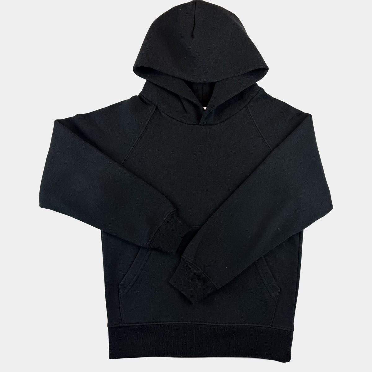 Schwarzer Kinder-Hoodie mit Kapuze und Kängurutasche – front