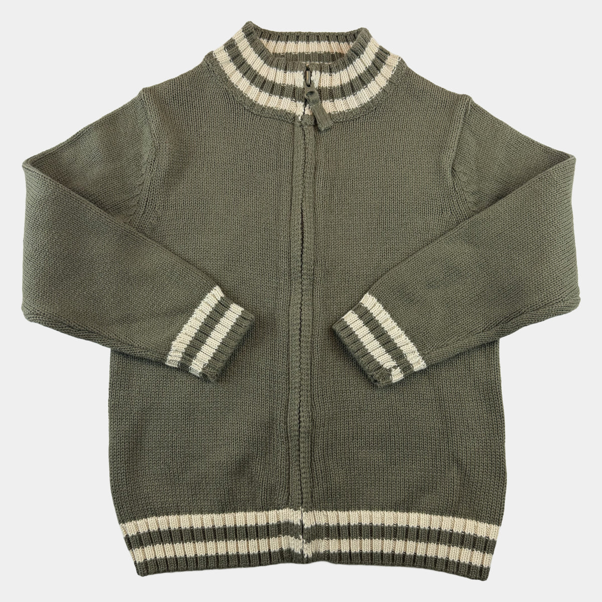 Olivgrüne Kinder-Strickjacke aus Baumwolle mit Reißverschluss und gestreiften Bündchen – front