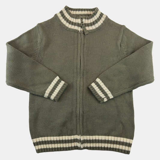 Olivgrüne Kinder-Strickjacke aus Baumwolle mit Reißverschluss und gestreiften Bündchen – front