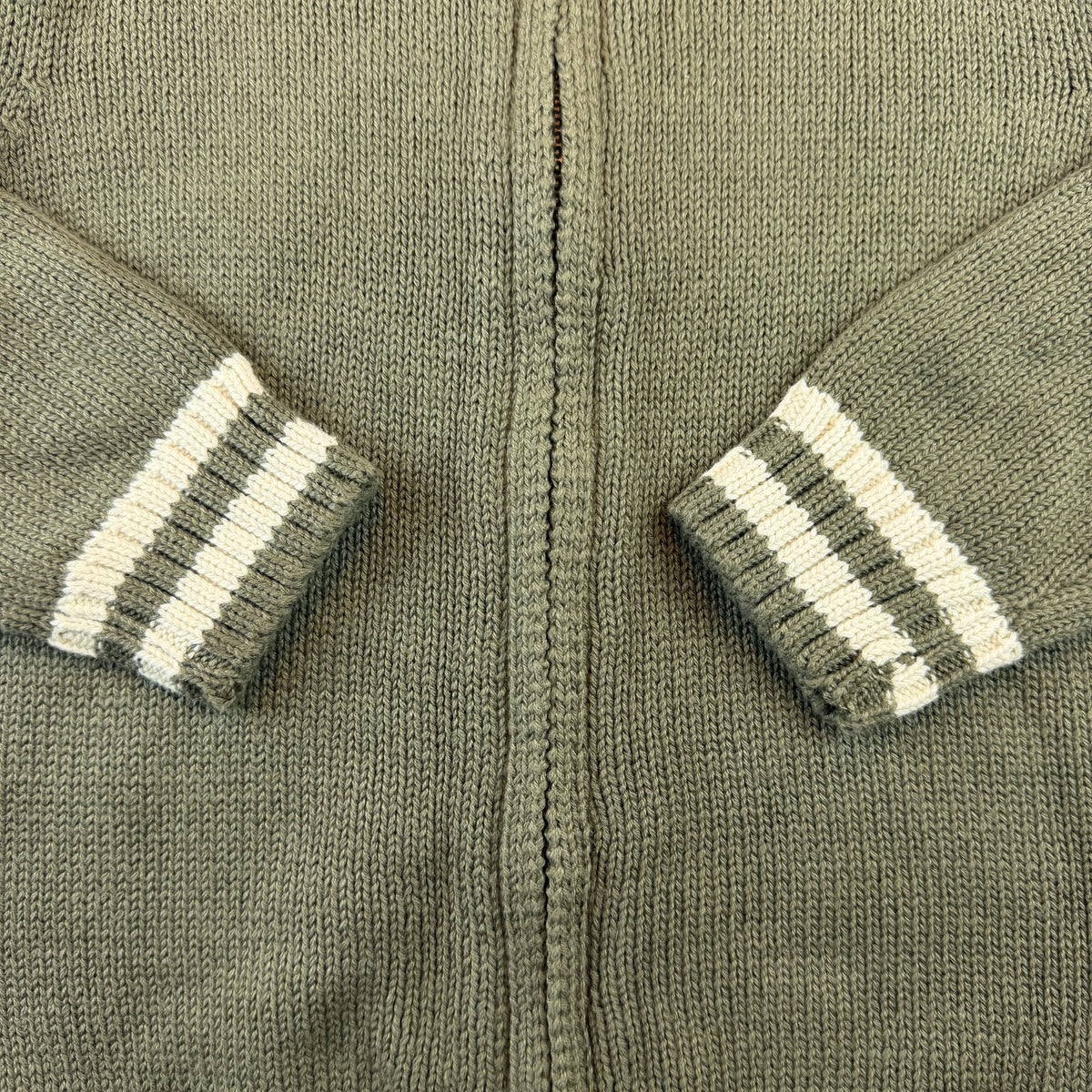 Olivgrüne Kinder-Strickjacke aus Baumwolle mit Reißverschluss und gestreiften Bündchen – sleeve