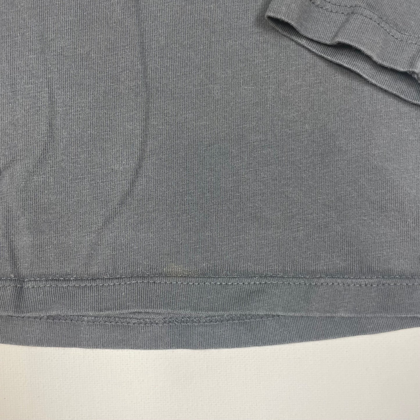 Graues Langarmshirt mit Rüschen