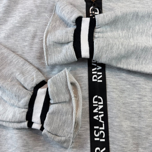 Grauer Kinder-Kapuzenpullover mit Reißverschluss und River-Island-Schriftband – detail