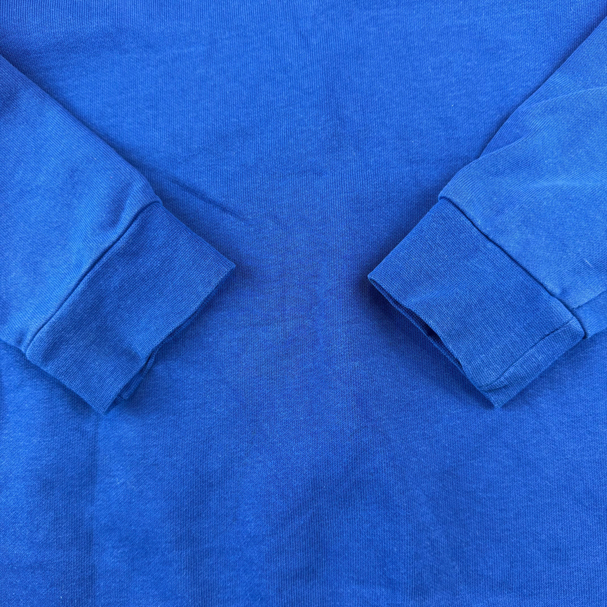 Blaues Kinder-Sweatshirt mit Rundhals und langen Ärmeln – detail