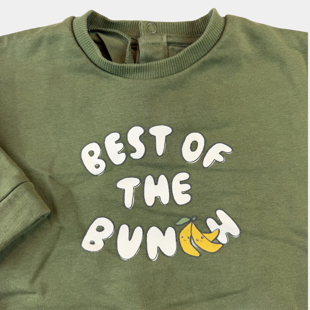 Khakifarbenes Baby-Sweatshirt mit Schriftzug „Best of the Bunch“ und Bananenmotiv – detail