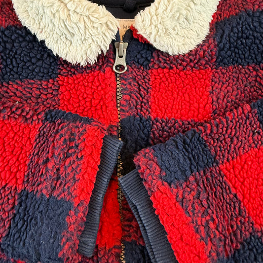 Rot-blaue Teddyjacke für Kinder im Karomuster mit weißem Kragen und Reißverschluss – detail