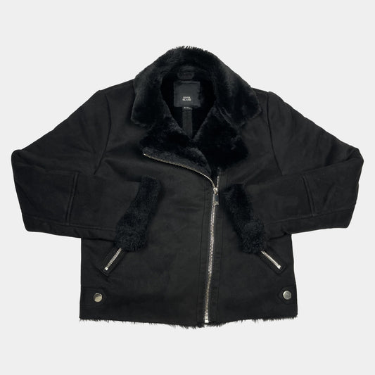 Schwarze Kunstfelljacke mit Reißverschluss von River Island, Größe 9/10 Jahre – front