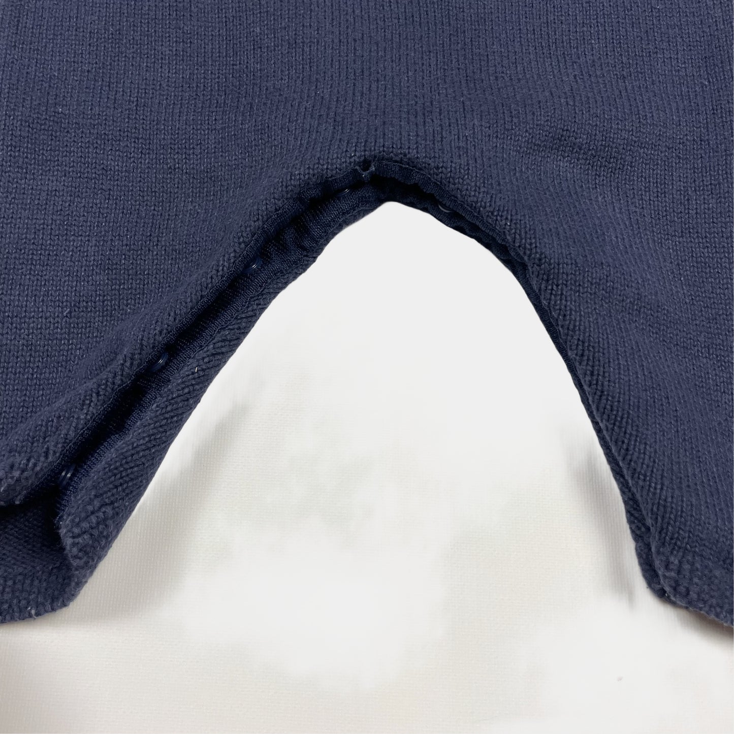 Marineblauer Overall für Babys mit weißem Stern auf der Vorderseite – detail