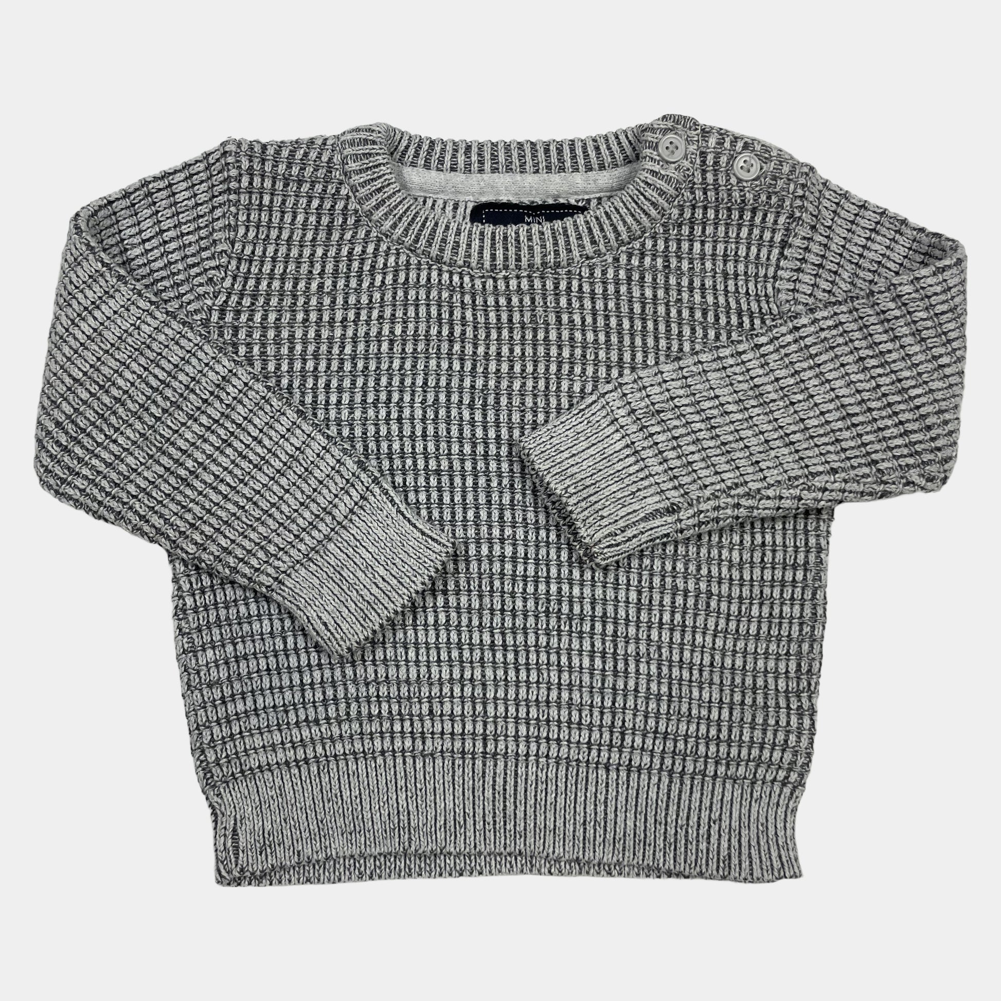 Grauer Strickpullover mit Knöpfen auf der Schulter, Größe 6-9 Monate. – front