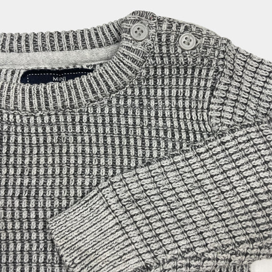 Grauer Strickpullover mit Knöpfen auf der Schulter, Größe 6-9 Monate. – detail