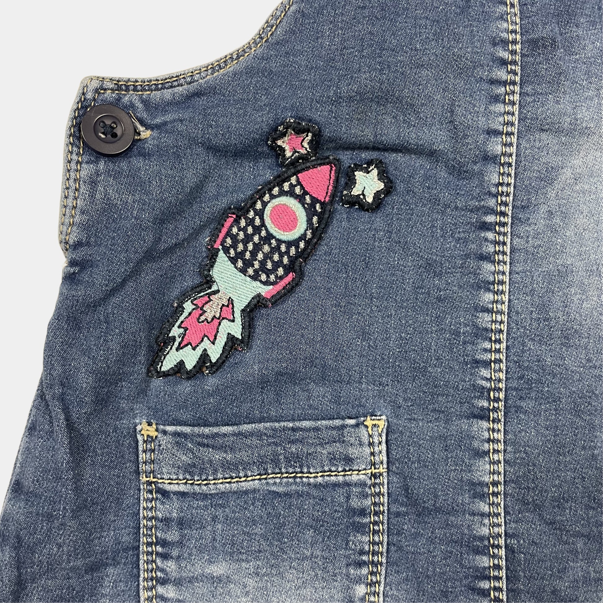 Blaues Denim Latzkleid mit Weltraummotiven – detail