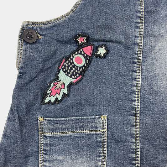 Blaues Denim Latzkleid mit Weltraummotiven – detail