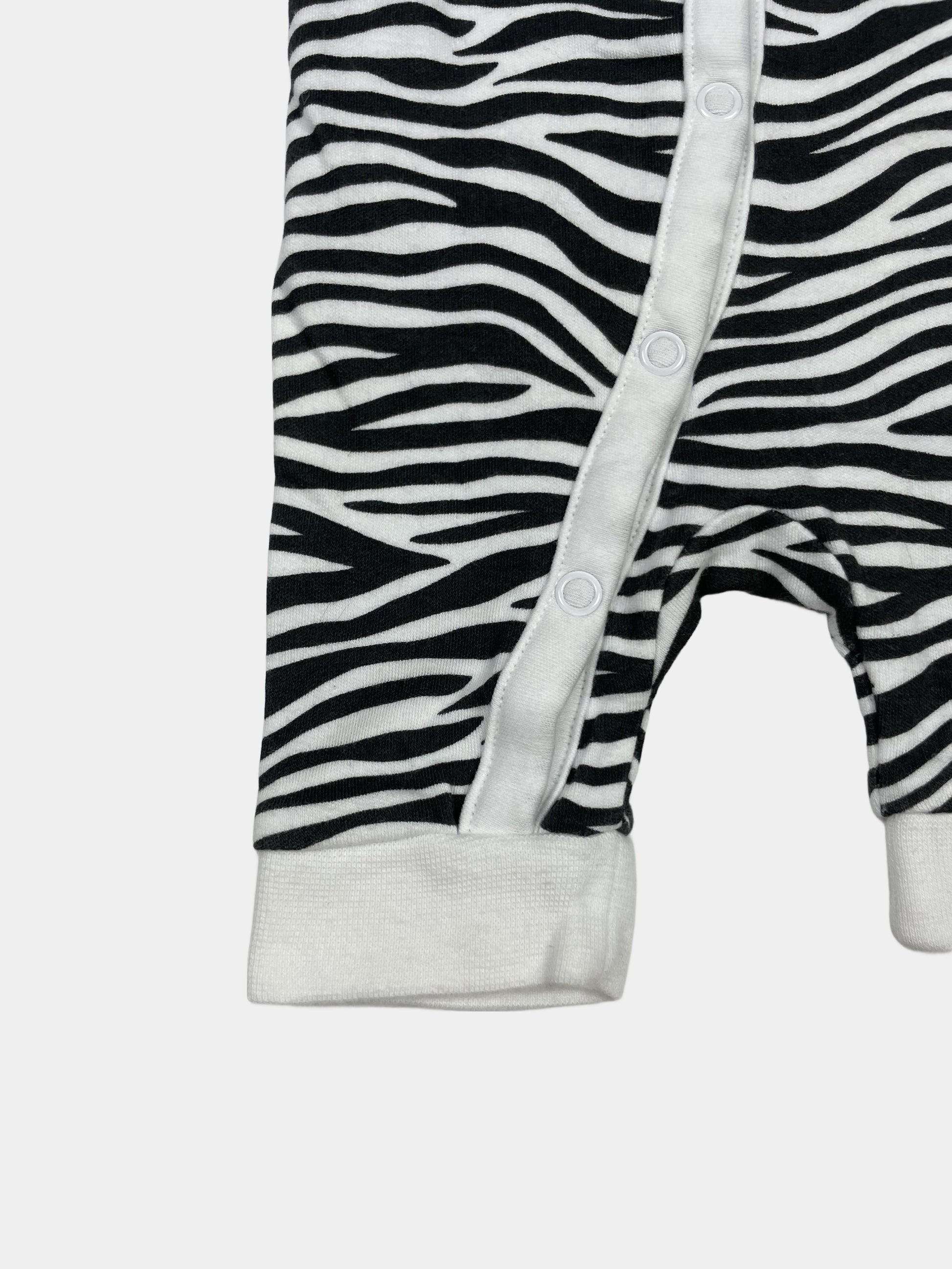 Zebra Overall mit Druckknöpfen von George – close‑up