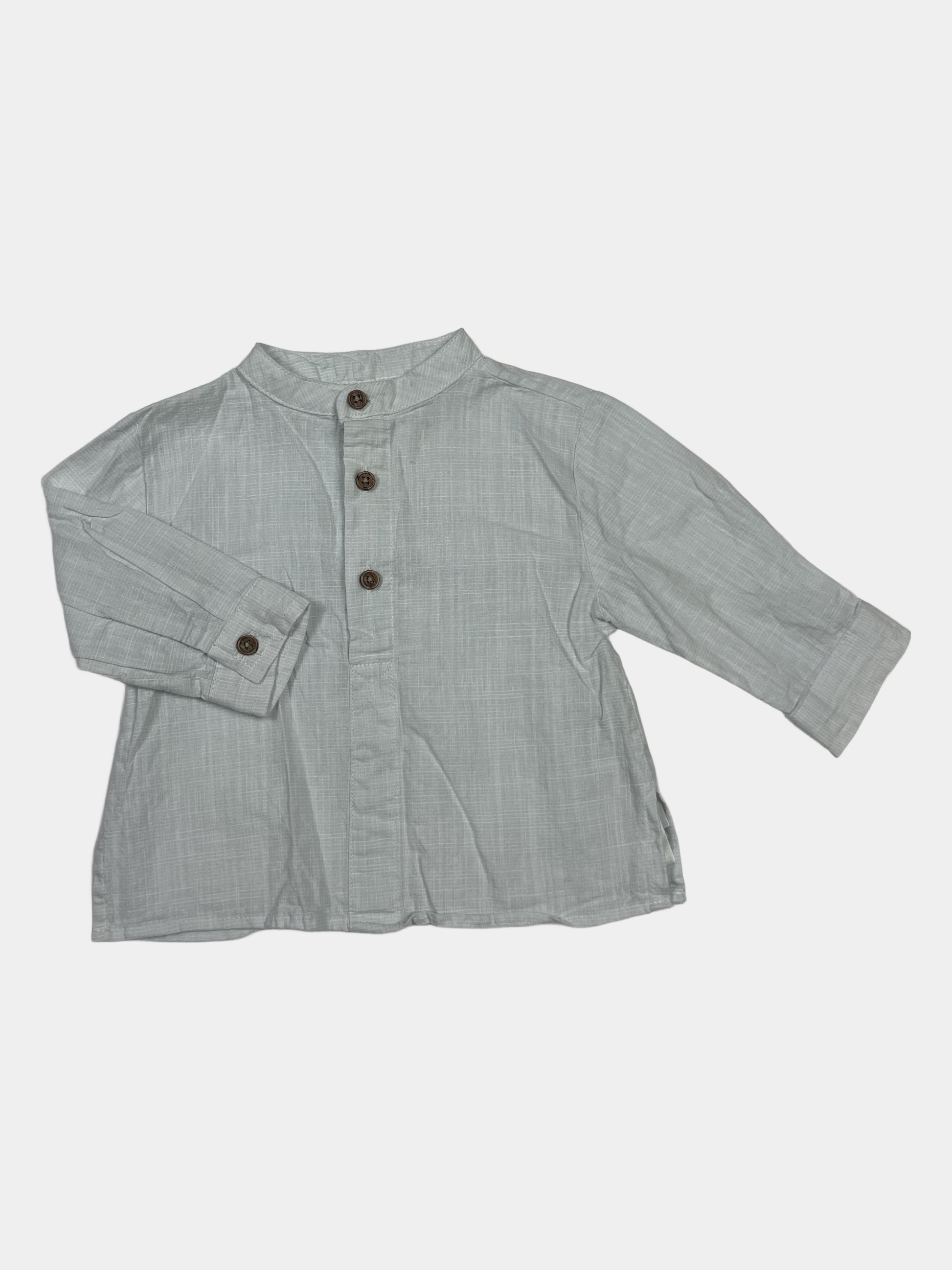 Hellgraues Leinenhemd mit Stehkragen und Holzknöpfen – front