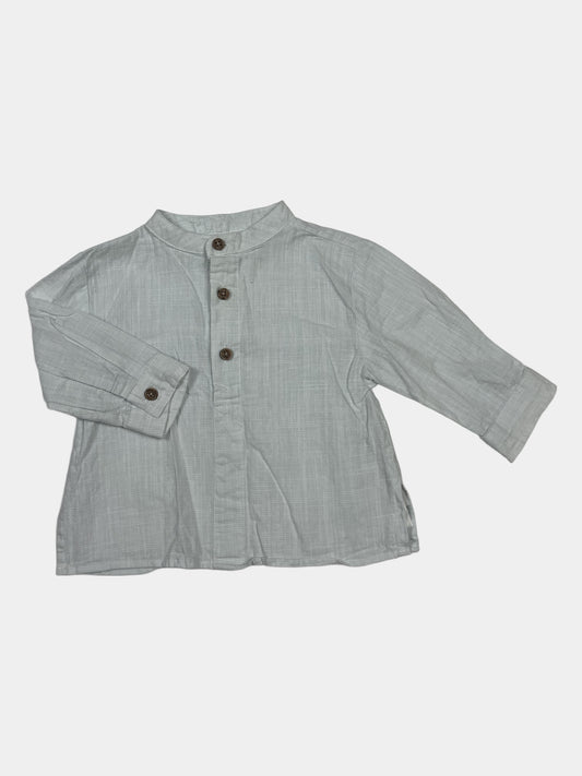 Hellgraues Leinenhemd mit Stehkragen und Holzknöpfen – front