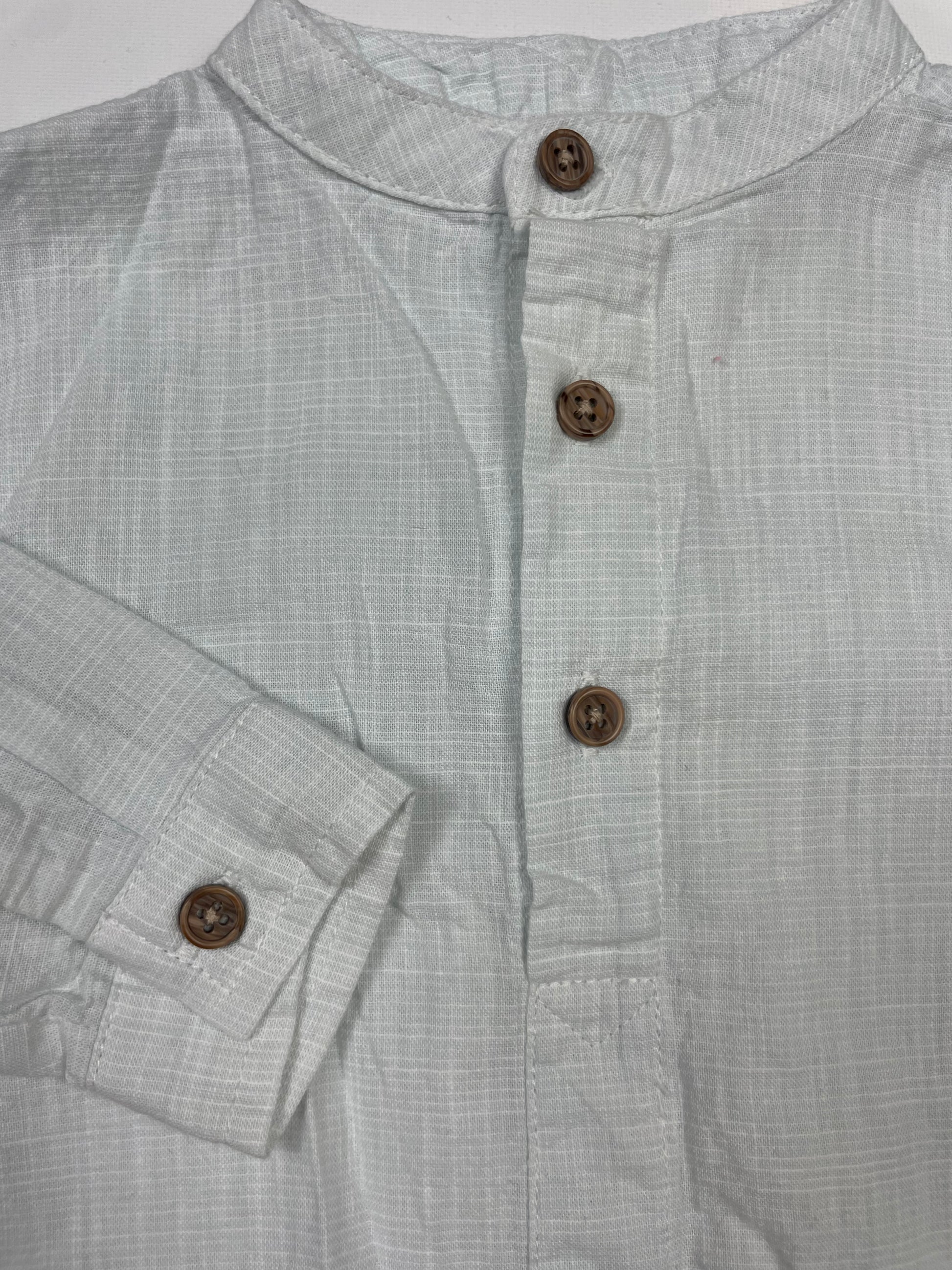 Hellgraues Leinenhemd mit Stehkragen und Holzknöpfen – detail