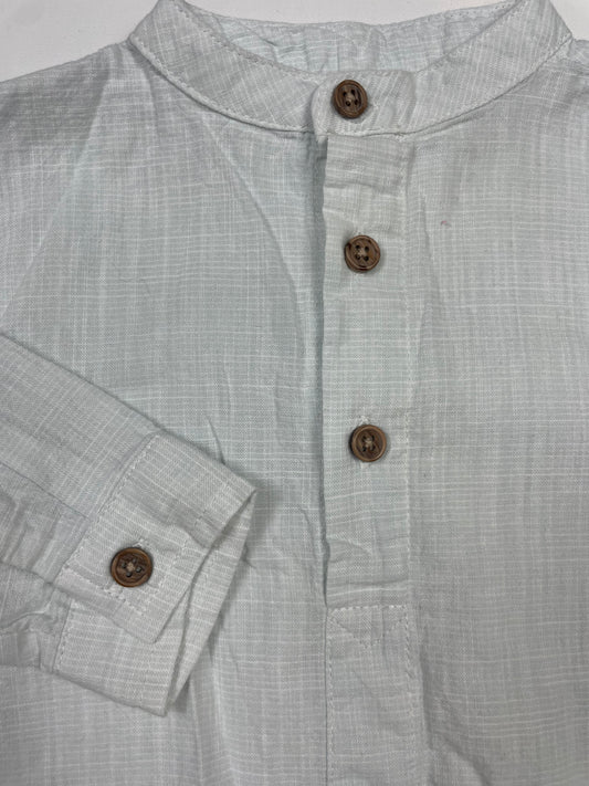 Hellgraues Leinenhemd mit Stehkragen und Holzknöpfen – detail