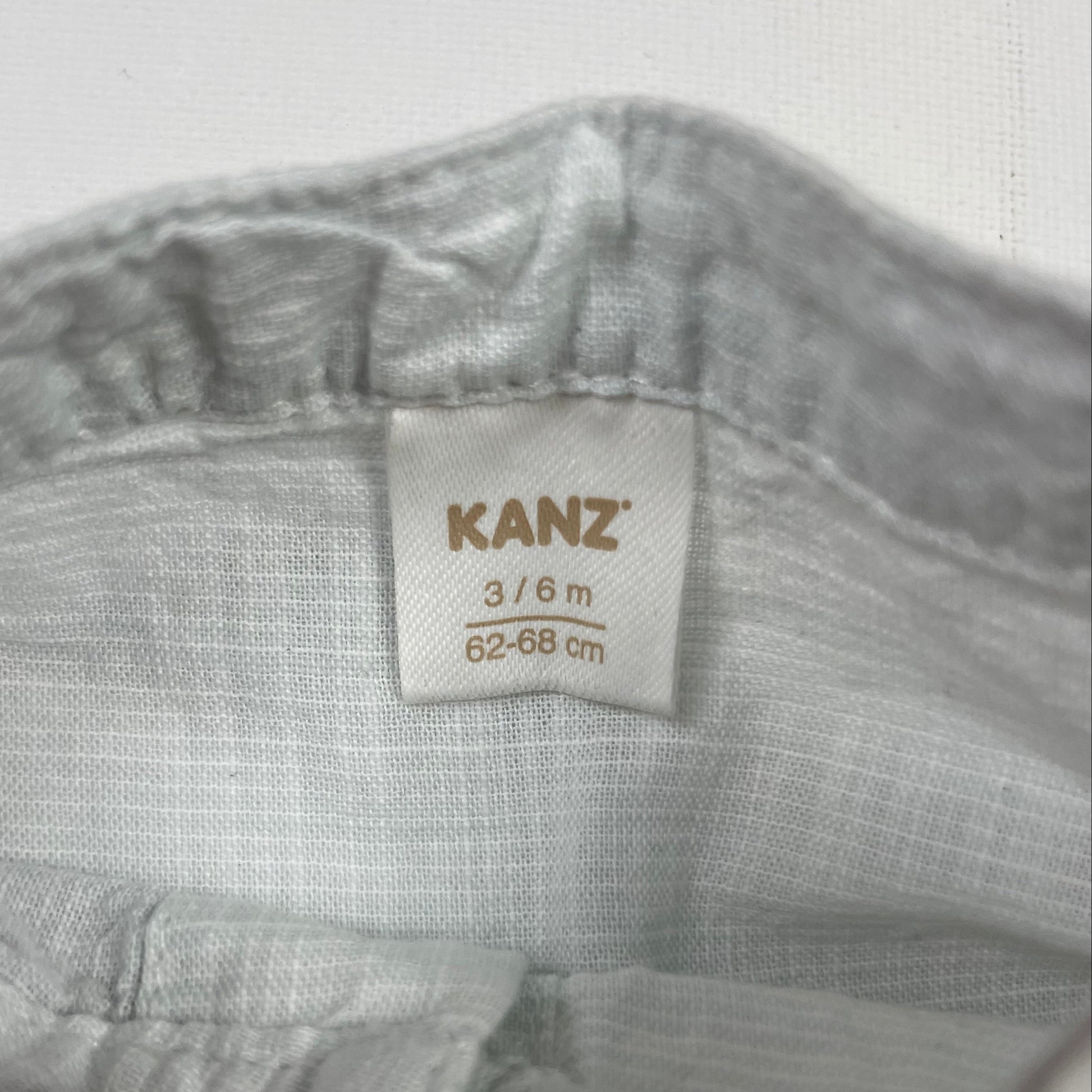 Hellgraues Leinenhemd mit Stehkragen und Holzknöpfen – label