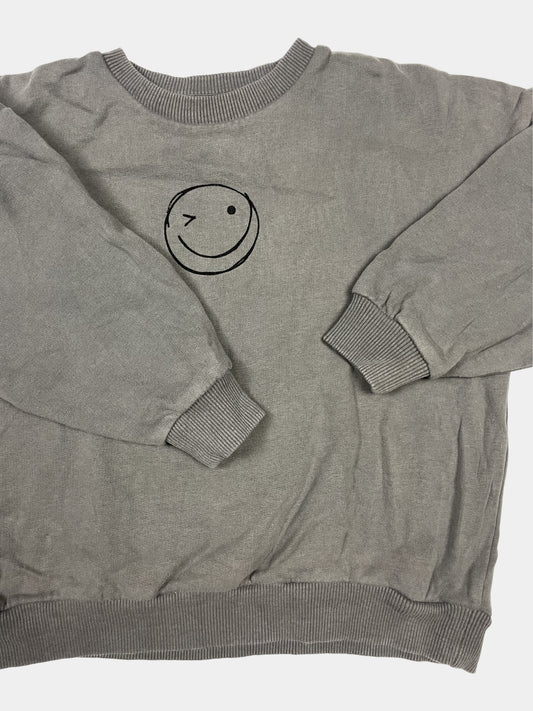 Grauer Pullover für Kinder mit einem zwinkernden Smiley-Aufdruck – detail