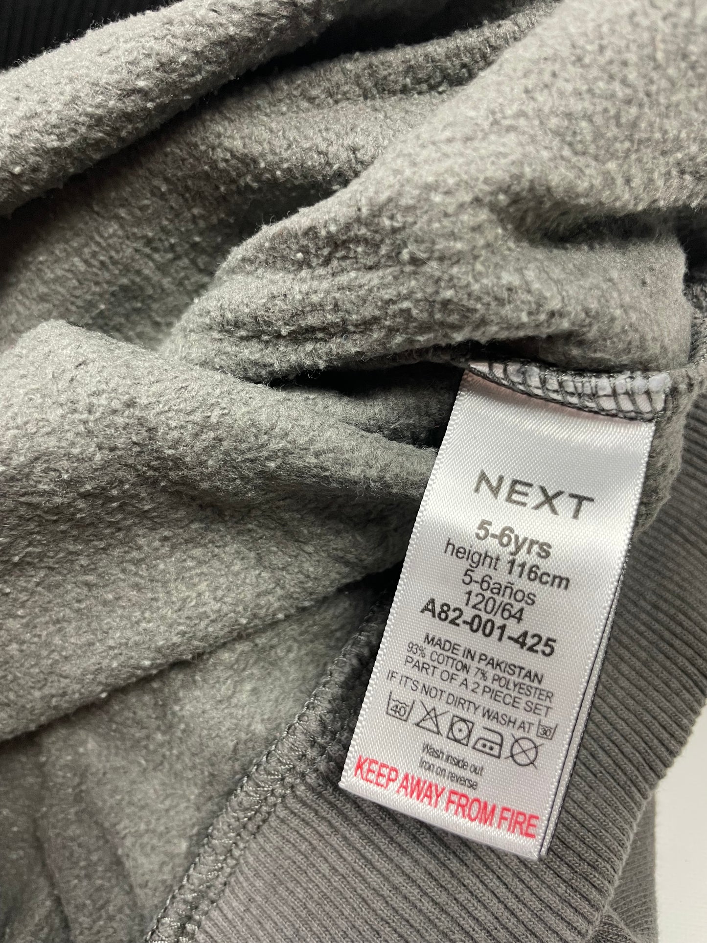 Grauer Pullover für Kinder mit einem zwinkernden Smiley-Aufdruck – label